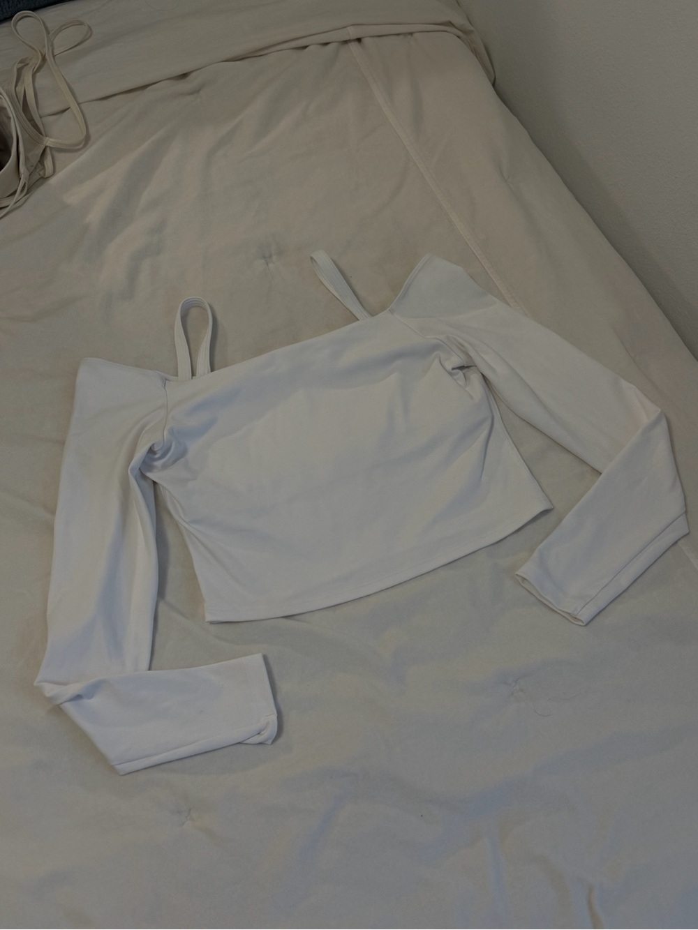 Gilly Hicks White Off-Shoulder Long Sleeve Crop Top